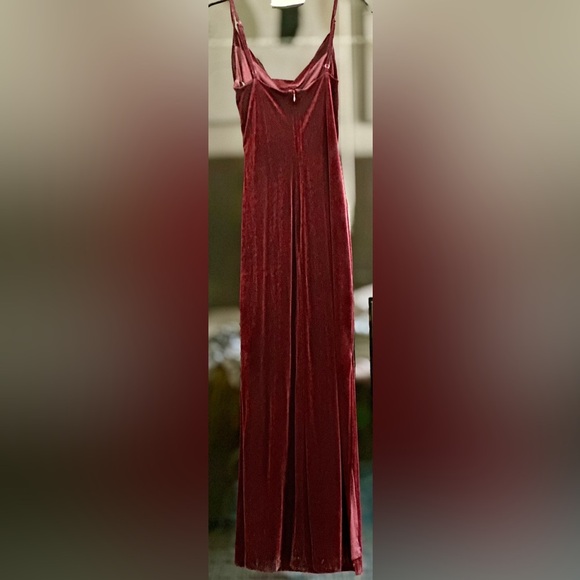 Laundry by Shelli Segal velvet gown.Size 2.Extremely flattering.Worn only once! - Picture 4 of 6